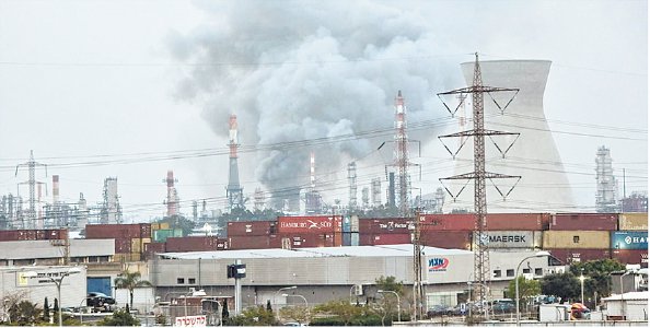 以色列一家炼油厂遇袭 新华社 发