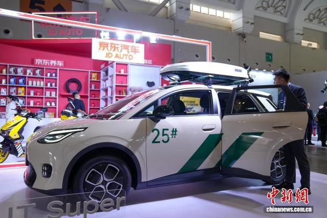 11月13日，2025昆明国际车展在昆明开幕，吸引市民前来观展。中新社记者 刘冉阳 摄