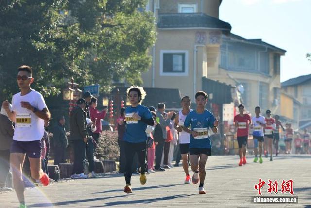 图为参赛选手在比赛中。中新社记者 张斌 摄