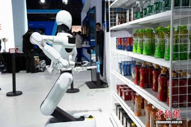 11月6日，“互联网之光”博览会上的机器人为顾客拿取商品。 王逸飞 摄