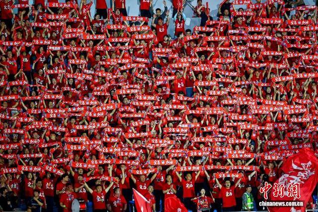 球迷在现场加油助威。张畅 摄