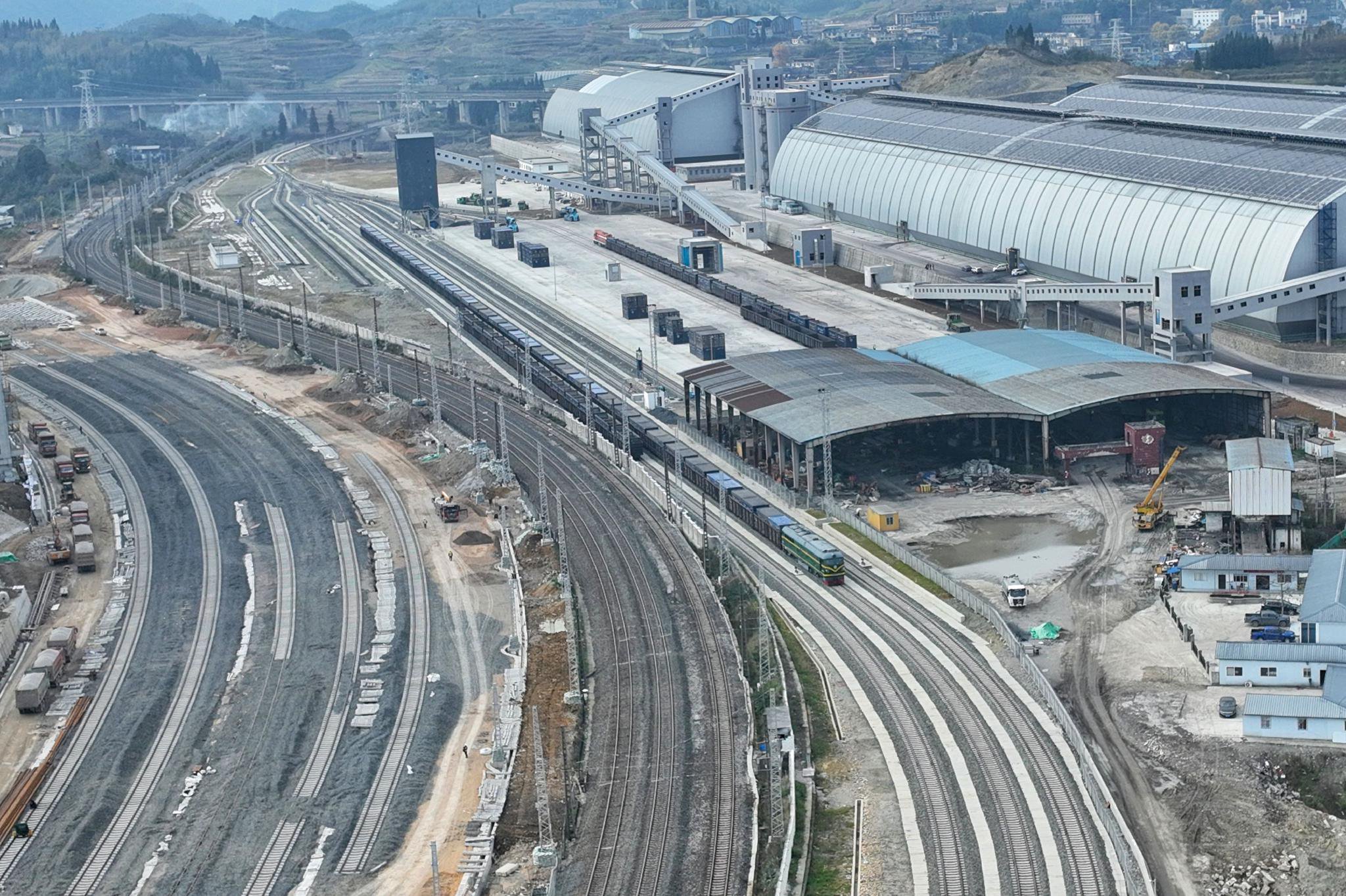 　　11月15日，在贵州省六盘水市水城能投铁路专用线，一列满载煤炭的货运列车正在等待发出。王波摄