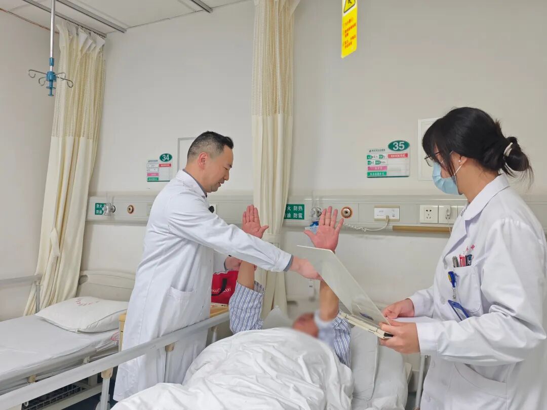 熊维医生(左)查房中。