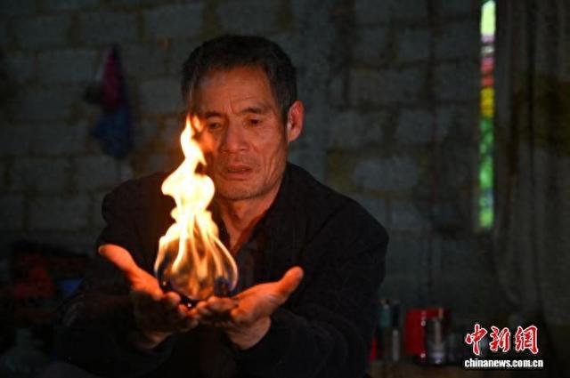 图为惠顺强徒手展示持火球。俞靖 摄