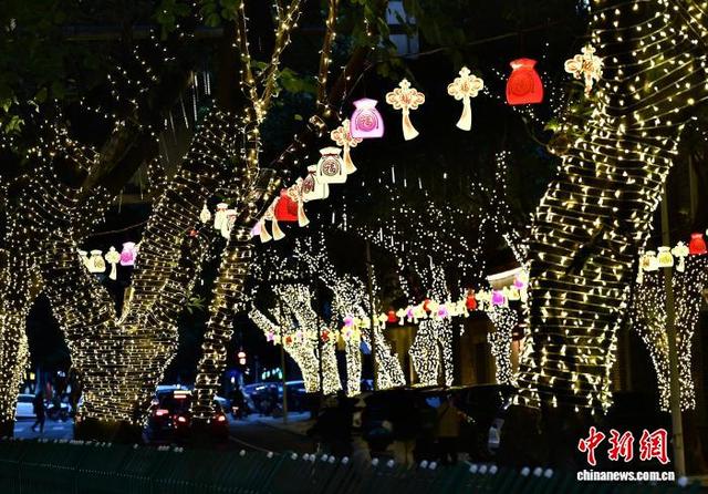 2月1日，随着春节临近，福州上下杭历史文化街区张灯结彩，一派喜气洋洋的景象。中新社记者 张斌 摄