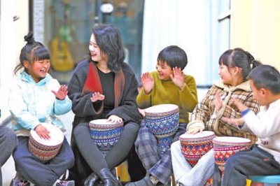 　　1月27日，在四川省乐山市市中区海棠街道桂花楼社区寒假公益托管班，老师和小朋友一起练习非洲鼓。 李华时 摄