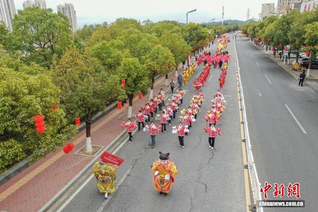 图为巡游队伍从兴国县城的道路上走过。(无人机照片)中新社记者 刘力鑫 摄
