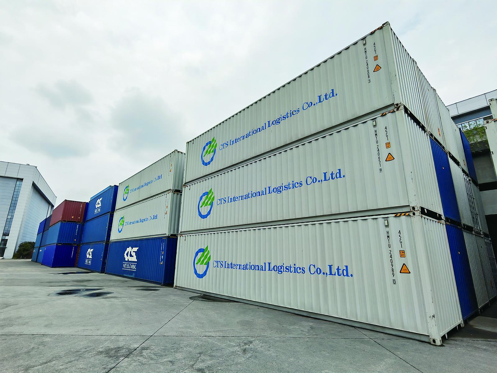 满载汽车KD件的集装箱