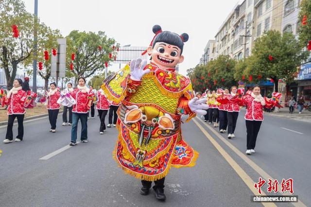 图为兴国客家刺绣巡游队伍中，一名演员戴着哪吒造型头套。中新社记者 刘力鑫 摄