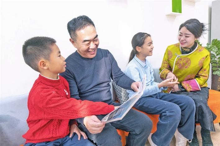 12月25日，袁玉婷（右一）和家人在一起重温红色故事。兵团日报常驻记者 李嘉成 摄