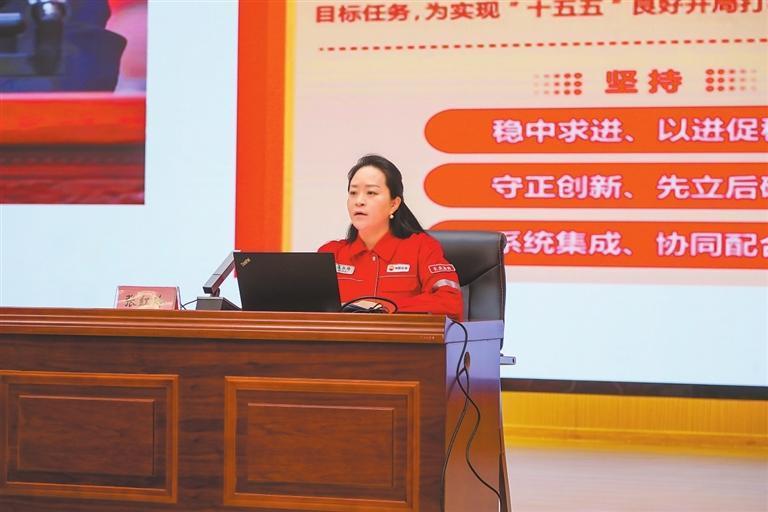 张红玲代表在宣讲。华池县融媒体中心供图