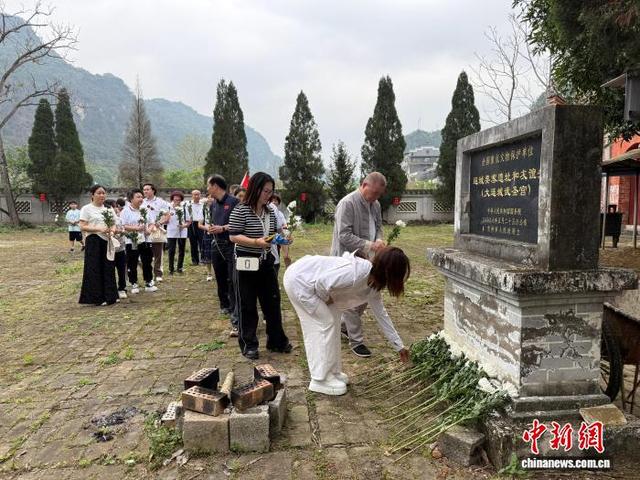 图为南侨机工眷属为先烈献花。韦佳秀 摄