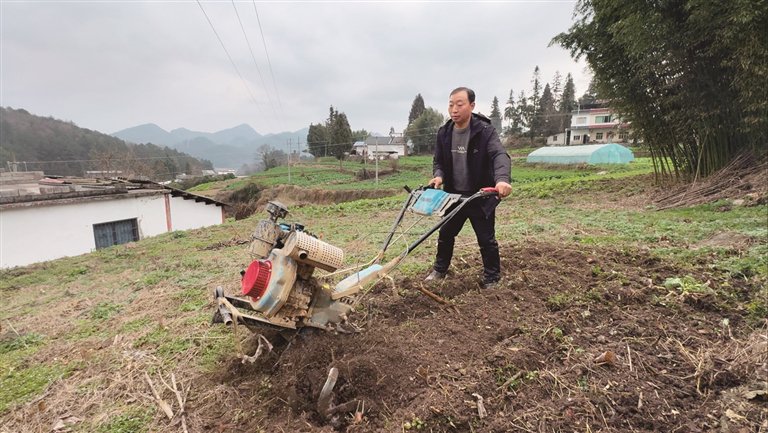 　　峰岩村村民董恩灿在翻耕土地。本报记者 陈冠合摄/光明图片
