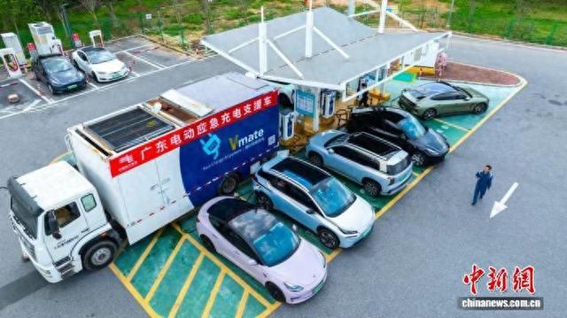 南方电网公司提前在春运高速服务区充电站部署移动补电车，为春运出行筑牢充电保障网。南方电网公司 供图