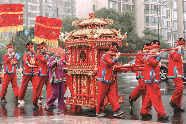 　　迎亲行进中适度晃动花轿，驱邪避煞、增添喜庆。