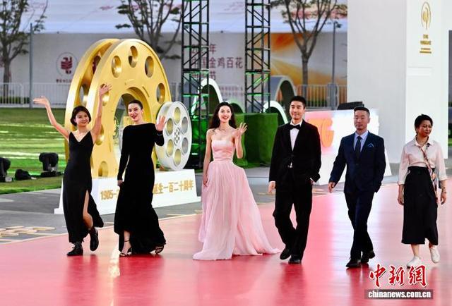 11月15日，第38届中国电影金鸡奖红毯仪式在福建厦门举行。图为电影《好东西》剧组亮相红毯仪式。中新社记者 王东明 摄