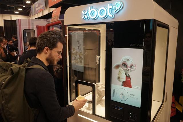 2026年1月7日，人们在2026年美国拉斯维加斯消费电子展（CES）体验影智XBOT冰淇淋机器人。新华社发（曾慧摄）