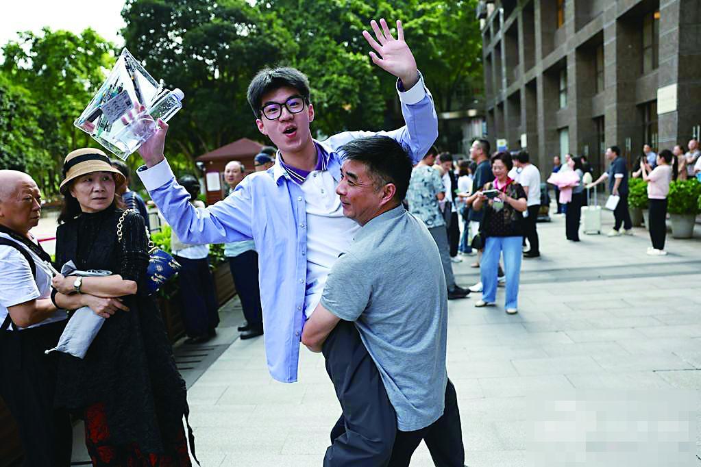 渝中区巴蜀中学考点，家长与考生拥抱。