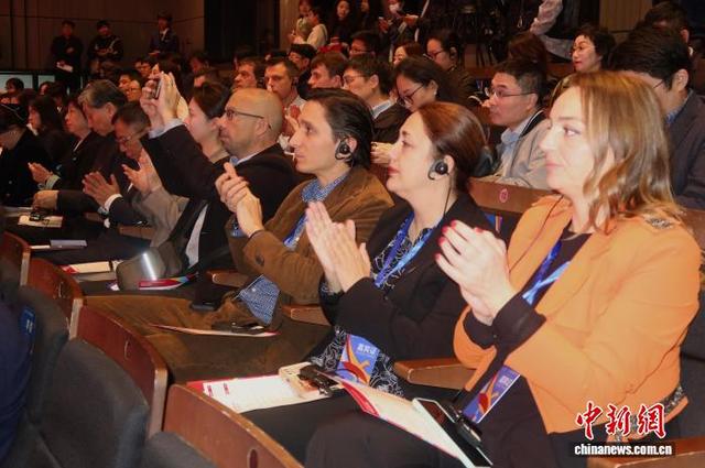 11月10日，各国艺术家在现场观看表演。孙琳茹 摄