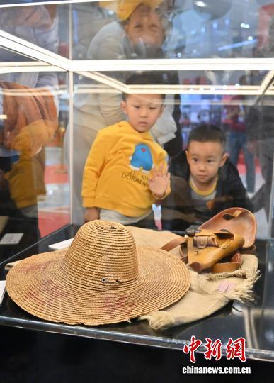 11月22日，吉林长春，观众在吉林省图书馆参观“吉戏芳华——吉林省艺术档案展”。中新社记者 张瑶 摄