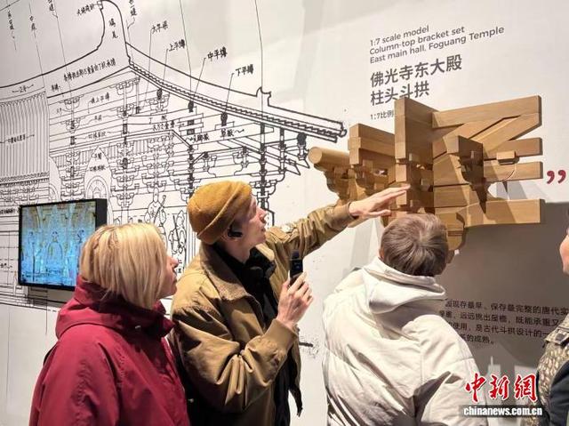 舞蹈家们在《黑神话·悟空》遇见山西——古建数字艺术展了解中国现存最大的木结构古建筑佛光寺的建筑构造。徐金燕 摄
