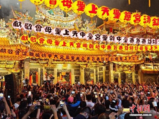 4月17日晚，台湾台中大甲妈祖绕境活动在镇澜宫启动。 中新社记者 陈建新 摄