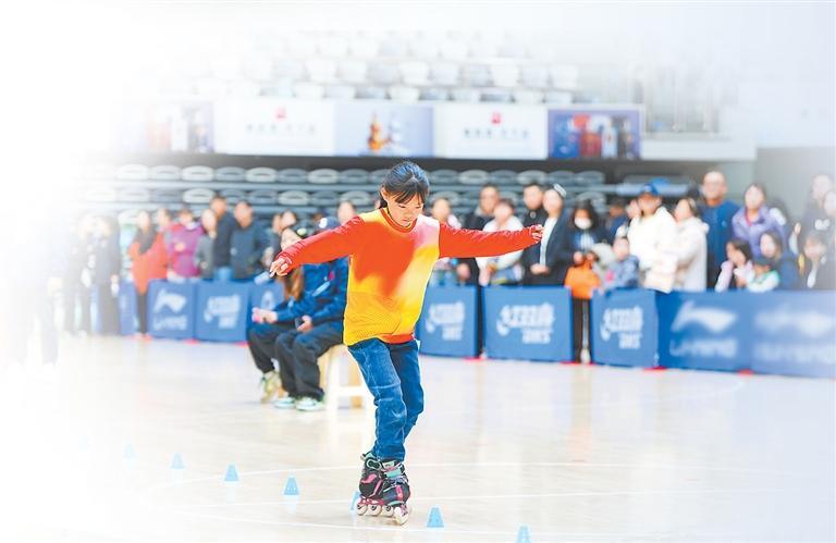 2025年甘肃省第十三届大众轮滑锦标赛上全神贯注的小选手。甘肃省轮滑运动协会供图