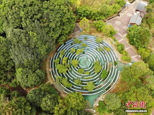 图为9月17日，航拍贵阳市观山湖公园秋景。(无人机照片)石小杰 摄