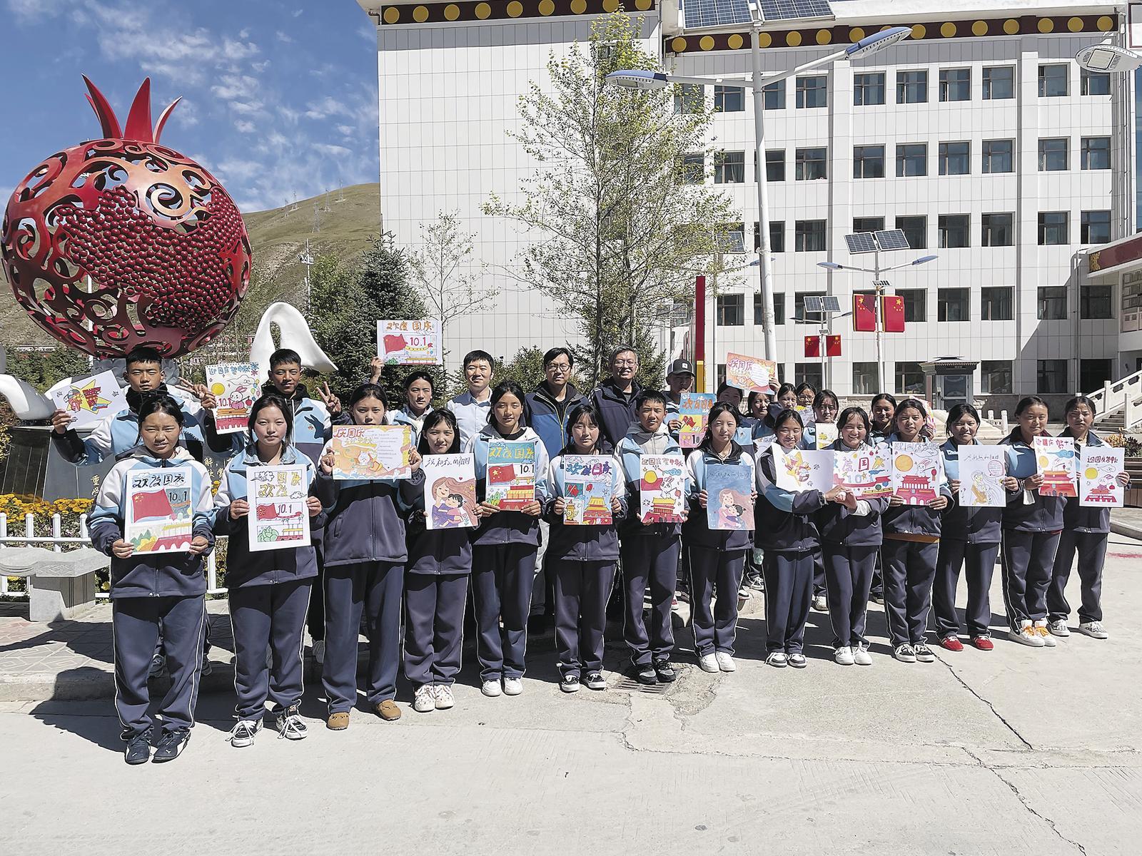 靳强和孩子们一起合影。靳强供图