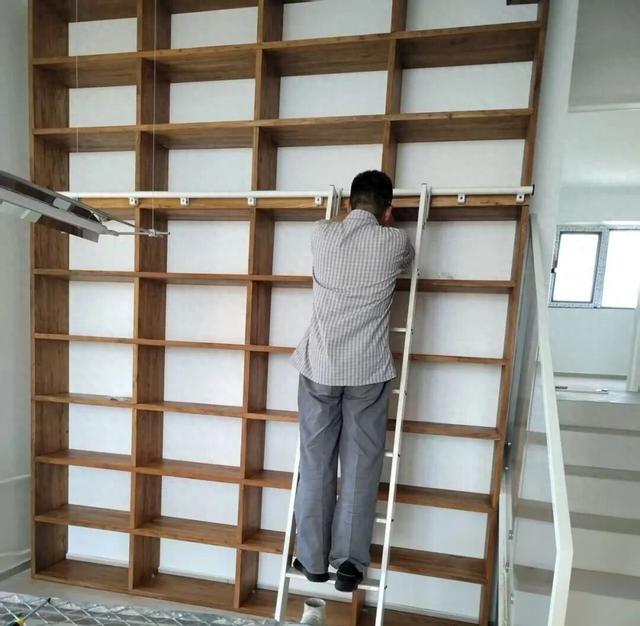 邹爱明在客户家安装柜子。受访者供图