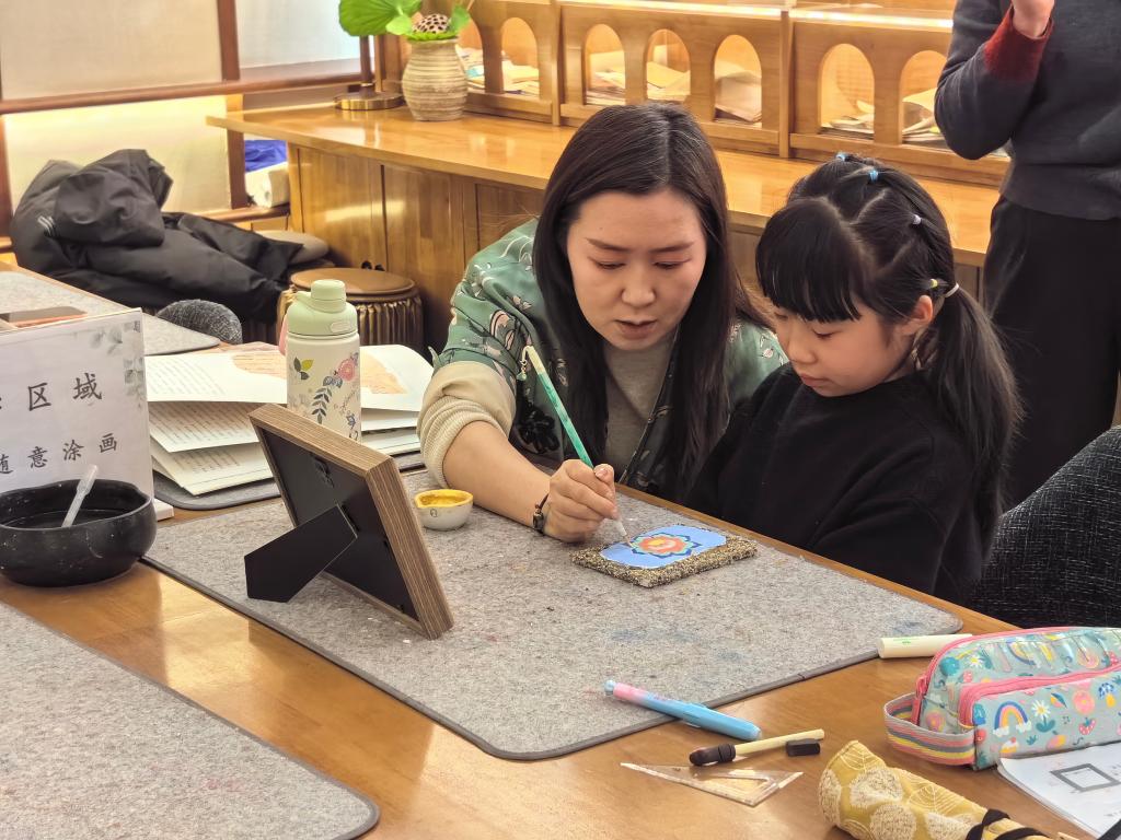 2026年1月28日，一位小朋友在敦煌书局体验研学课程。新华社记者任延昕摄