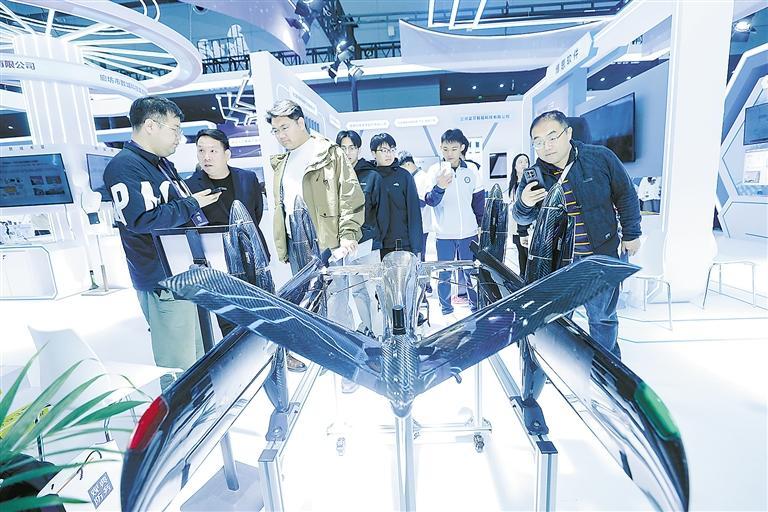 ▶10月18日，廊坊展区内A10无人机展位吸引众多参观者驻足。 本报记者 陈童 摄