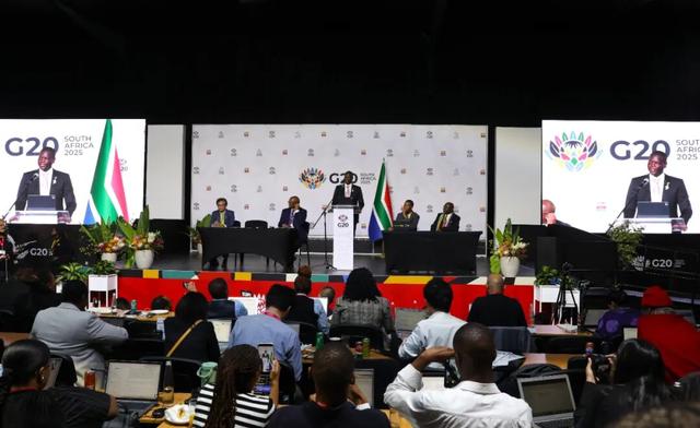 11月22日，在南非约翰内斯堡，南非国际关系与合作部长罗纳德·拉莫拉在记者会上发言。新华社记者 陈为 摄