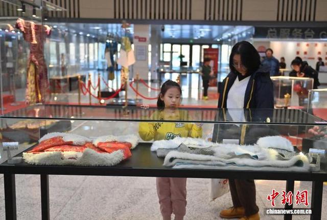 11月22日，吉林长春，观众在吉林省图书馆参观“吉戏芳华——吉林省艺术档案展”。中新社记者 张瑶 摄