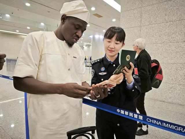 殷月红为外籍旅客提供通关咨询服务。马梓铭 摄