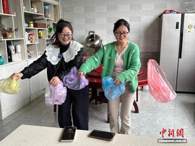 近日，郭兰(左)和妹妹郭双练习塑料袋舞。 刘曼 摄