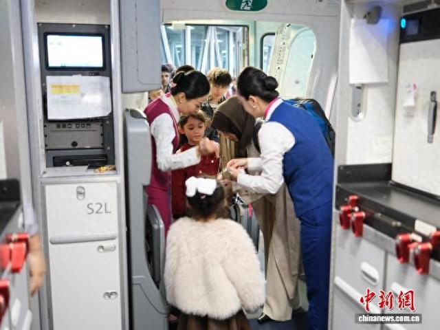 南航利雅得至广州航线7日恢复。图为旅客登机。南方航空 供图