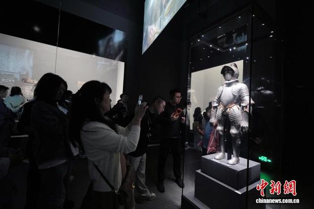 图为展览展出的“实战盔甲”。中新社记者 安源 摄