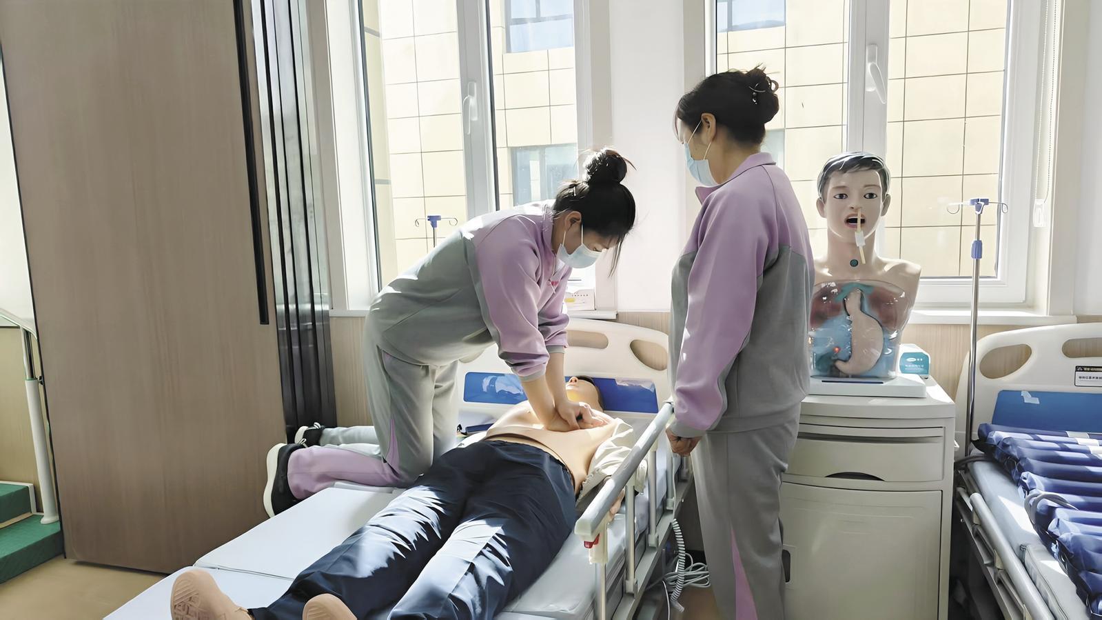 医疗护理员培训。资料图片