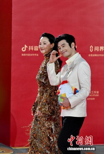 11月15日,第38届中国电影金鸡奖红毯仪式在福建厦门举行。图为演员黄晓明(右)、咏梅亮相红毯仪式。中新社记者 王东明 摄
