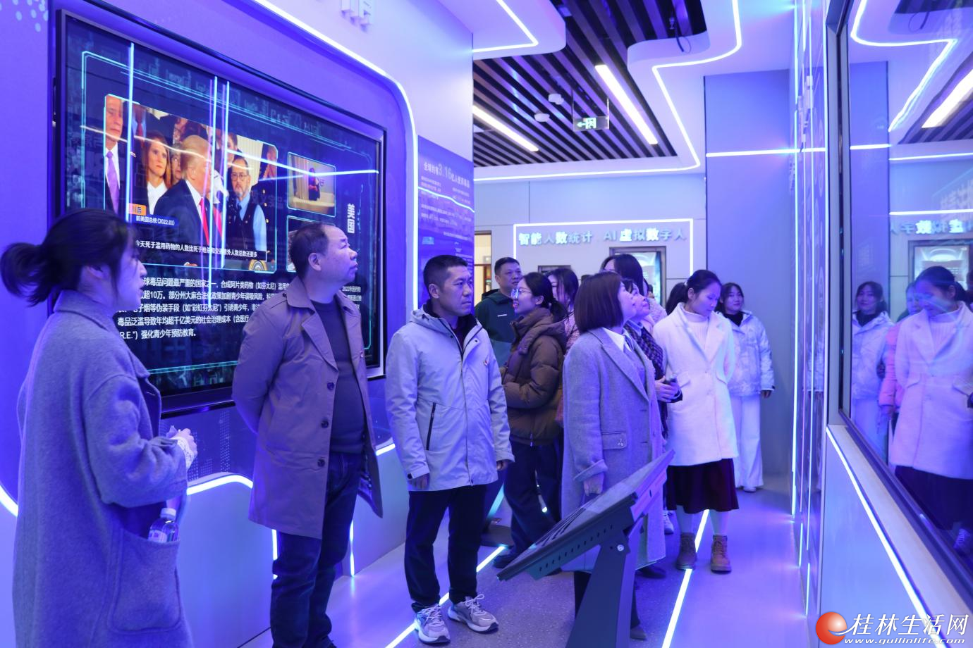 全校党员教师正在参观全州县禁毒教育微基地（邓莉 摄）