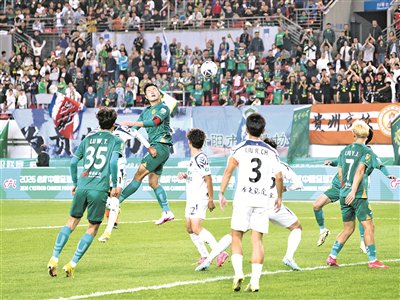 图为双方球员在比赛中拼抢。贵阳日报融媒体记者 张晨 摄