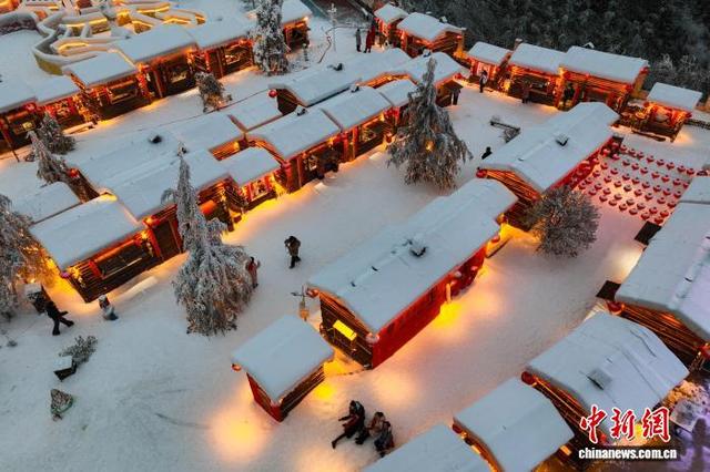 2026年1月7日晚,贵州省六盘水市,游客在“南国雪乡”主题区内游玩。(无人机照片)记者 瞿宏伦 摄