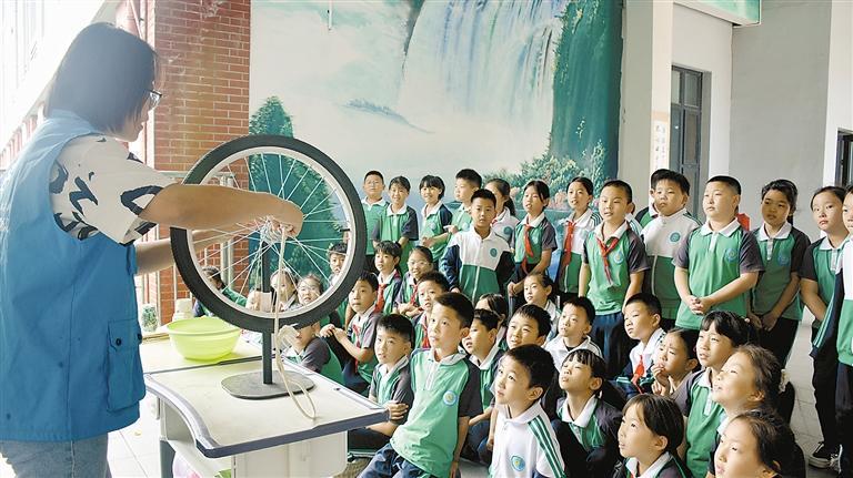 学生们直观感受科学原理。本报记者 王洋洋 本报通讯员 金银 摄
