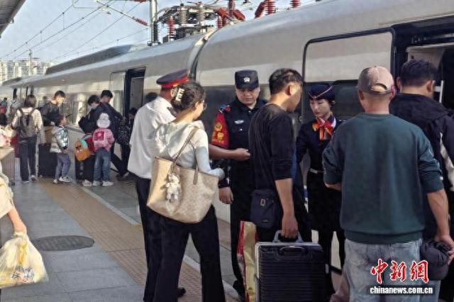 蓝云锋正组织旅客有序登车。佛山铁路公安处 供图