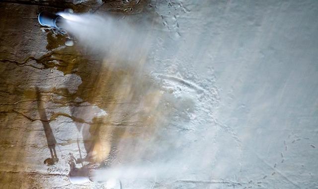 11月22日，工作人员在宁夏银川市阅海滑雪场进行造雪作业（无人机照片）。新华社记者 杨植森 摄