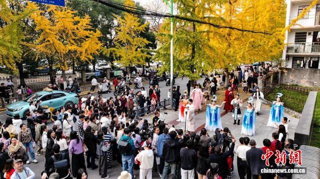 图为11月16日，湖北省荆州市荆州区“杏运人民路”文旅品牌活动吸引民众观赏。(无人机图片）吴淘淘 摄