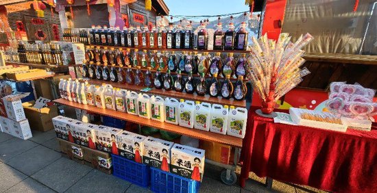 图2：摊位售卖的地方特产