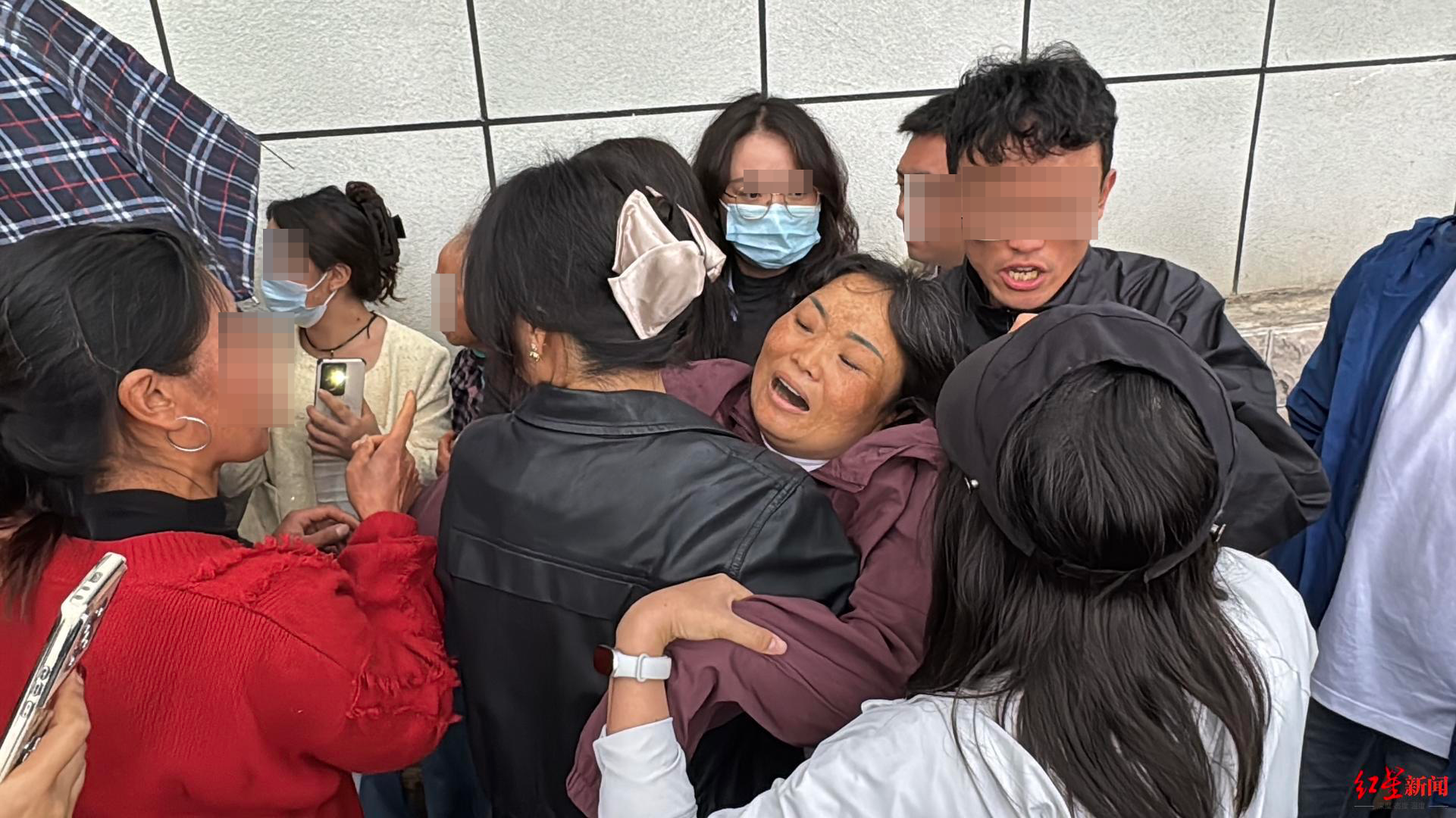宣判当日方某涵妈妈情绪失控 记者 罗敏 摄