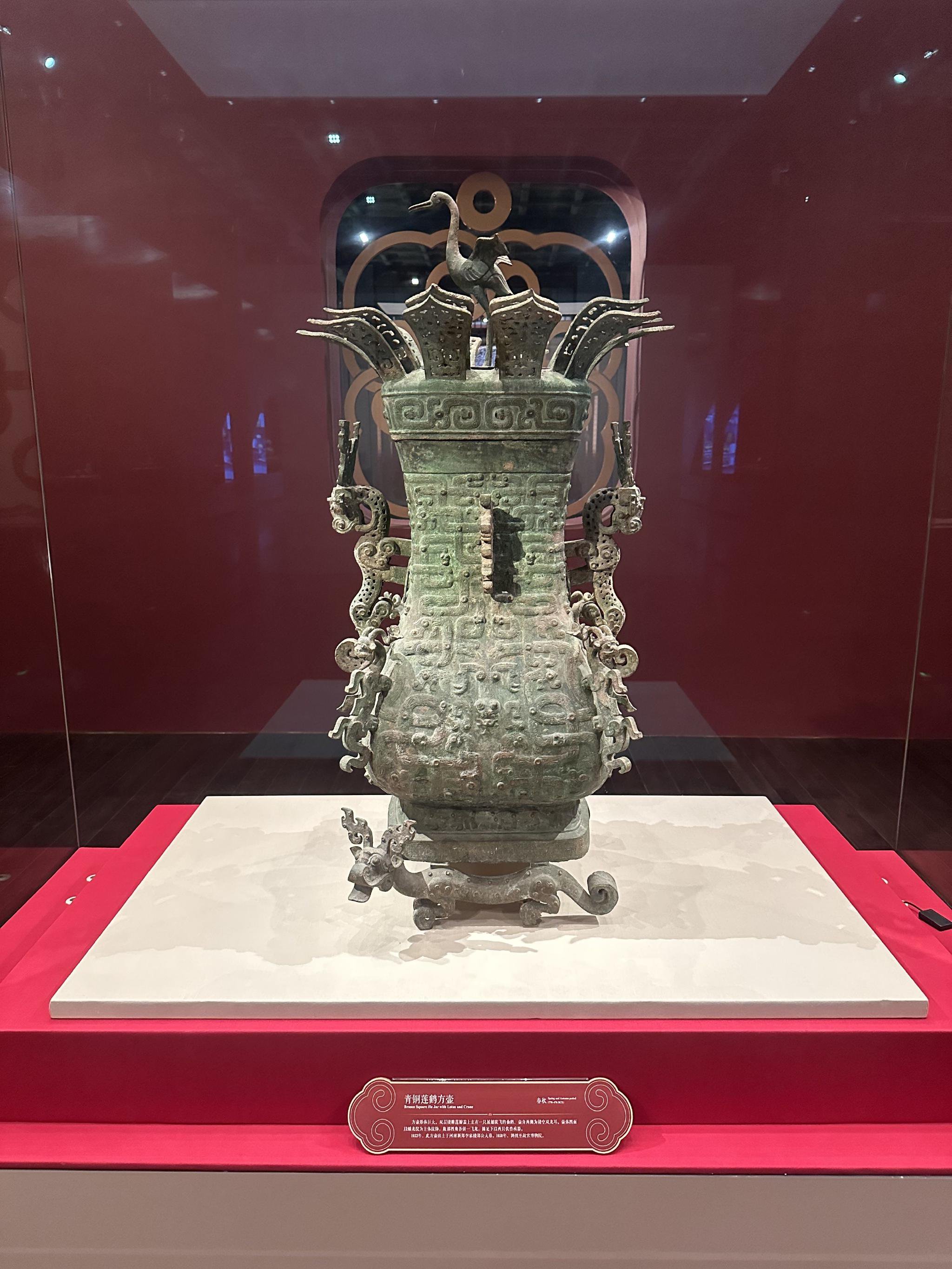 △故宫展出的青铜莲鹤方壶。（总台央视记者朱超拍摄）